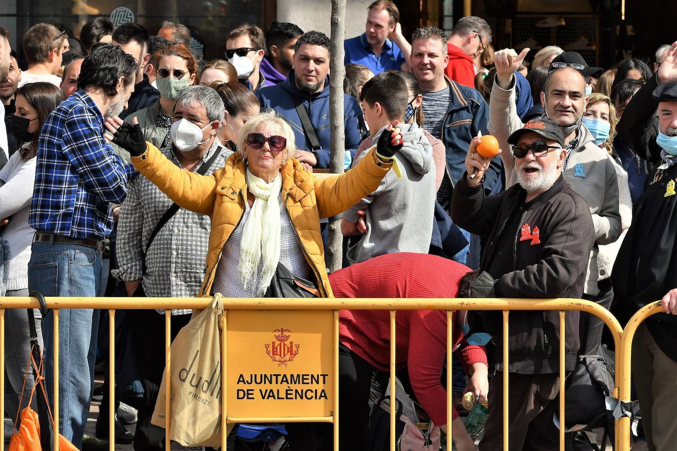 Público de la mascletà de la Plaza del Ayuntamiento este jueves.