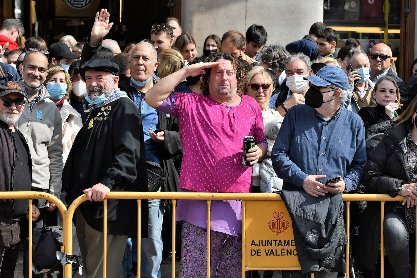 Público de la mascletà de la Plaza del Ayuntamiento este jueves.