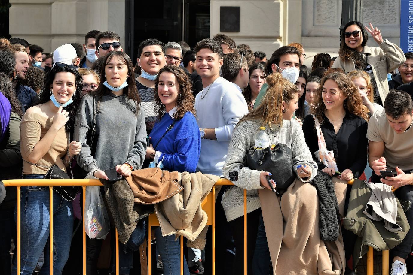 Público de la mascletà de la Plaza del Ayuntamiento este jueves.