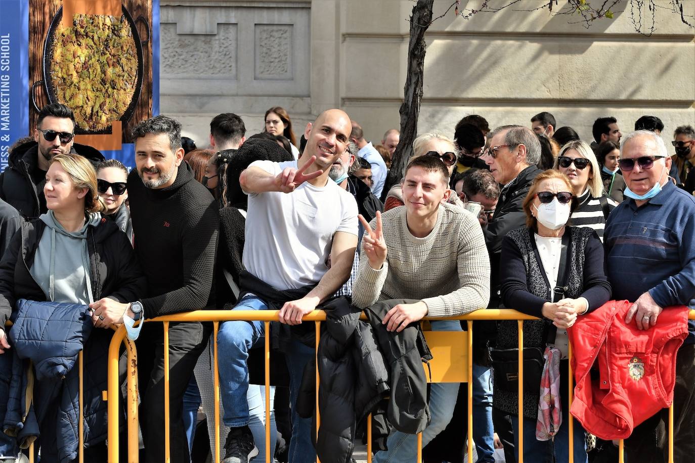 Público de la mascletà de la Plaza del Ayuntamiento este jueves.