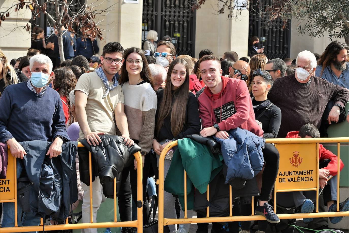 Público de la mascletà de la Plaza del Ayuntamiento este jueves.