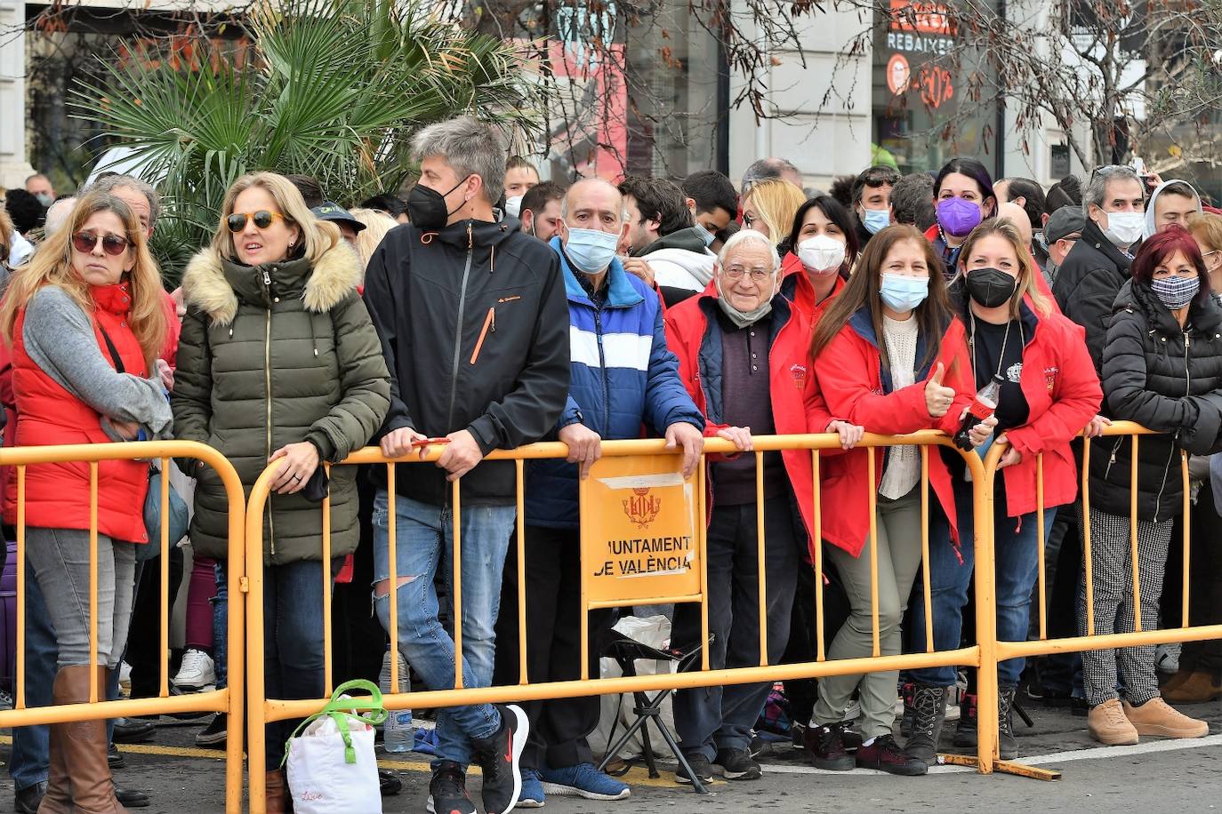 Público de la mascletà de la Plaza del Ayuntamiento este jueves.