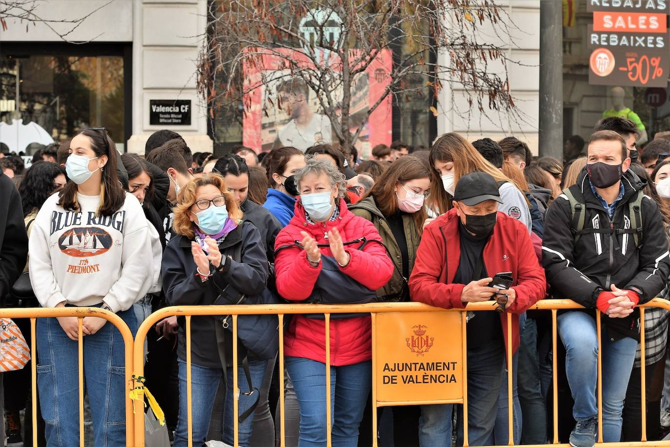 Público de la mascletà de la Plaza del Ayuntamiento este jueves.