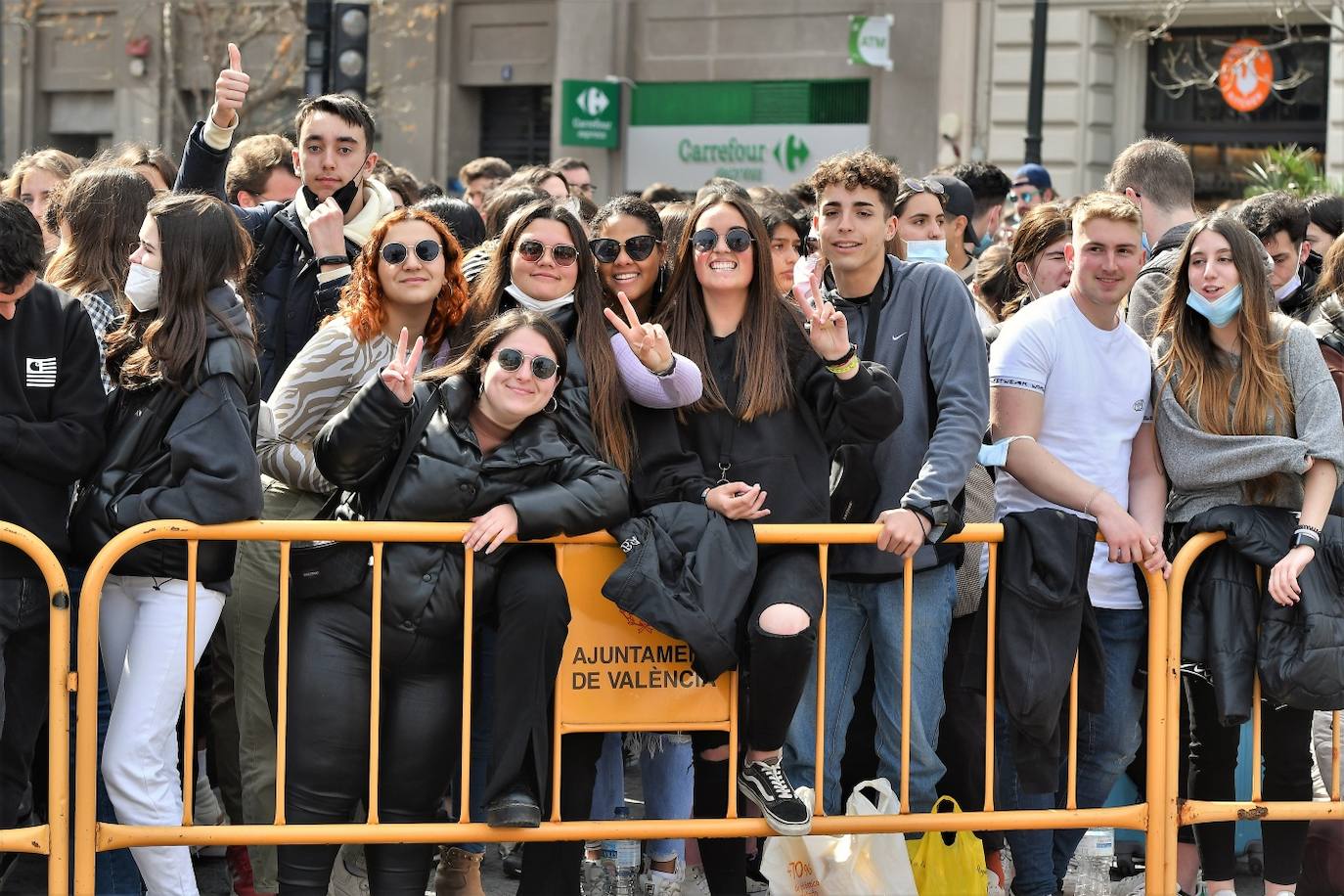 Público de la mascletà de la Plaza del Ayuntamiento este jueves.