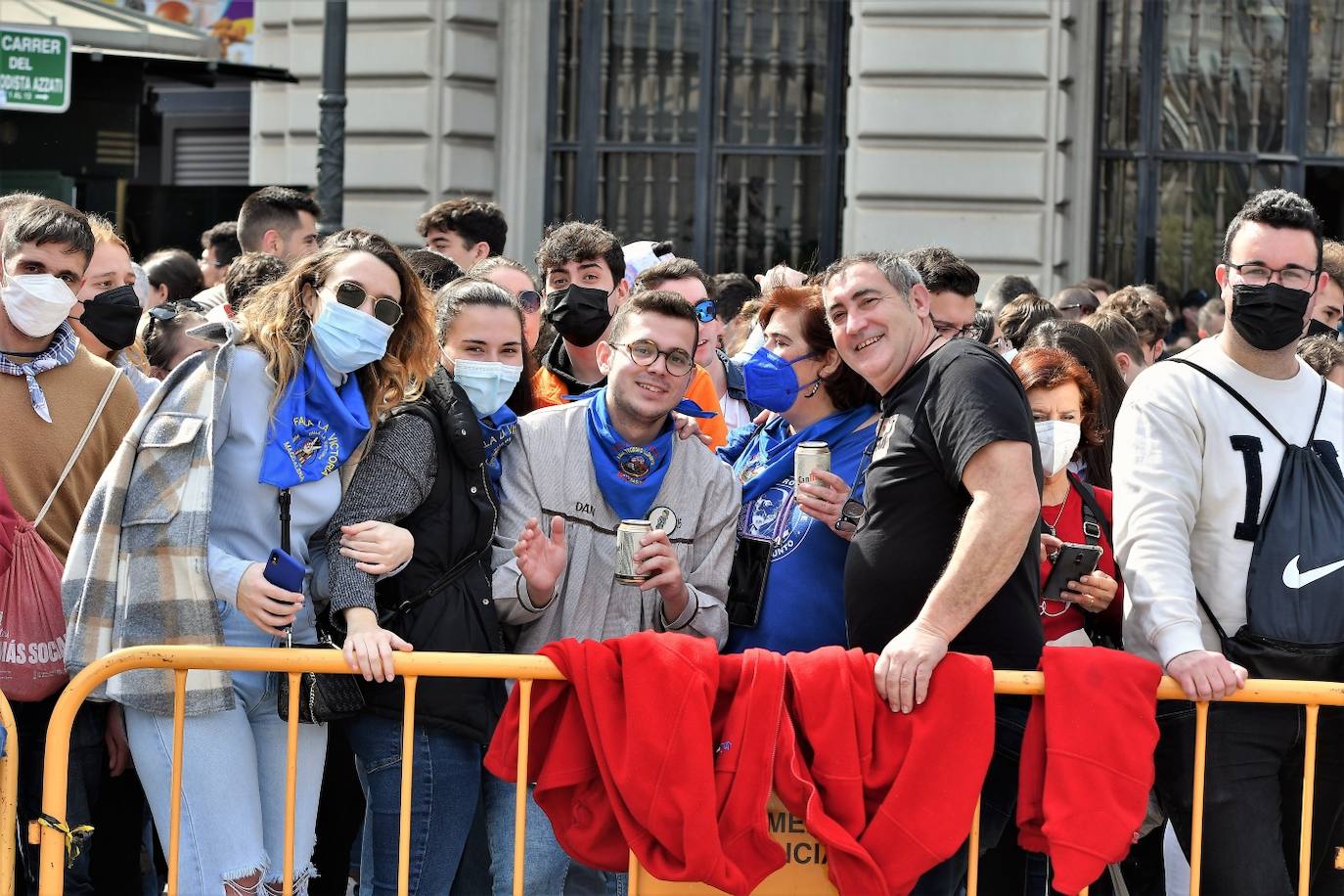 Público de la mascletà de la Plaza del Ayuntamiento este jueves.