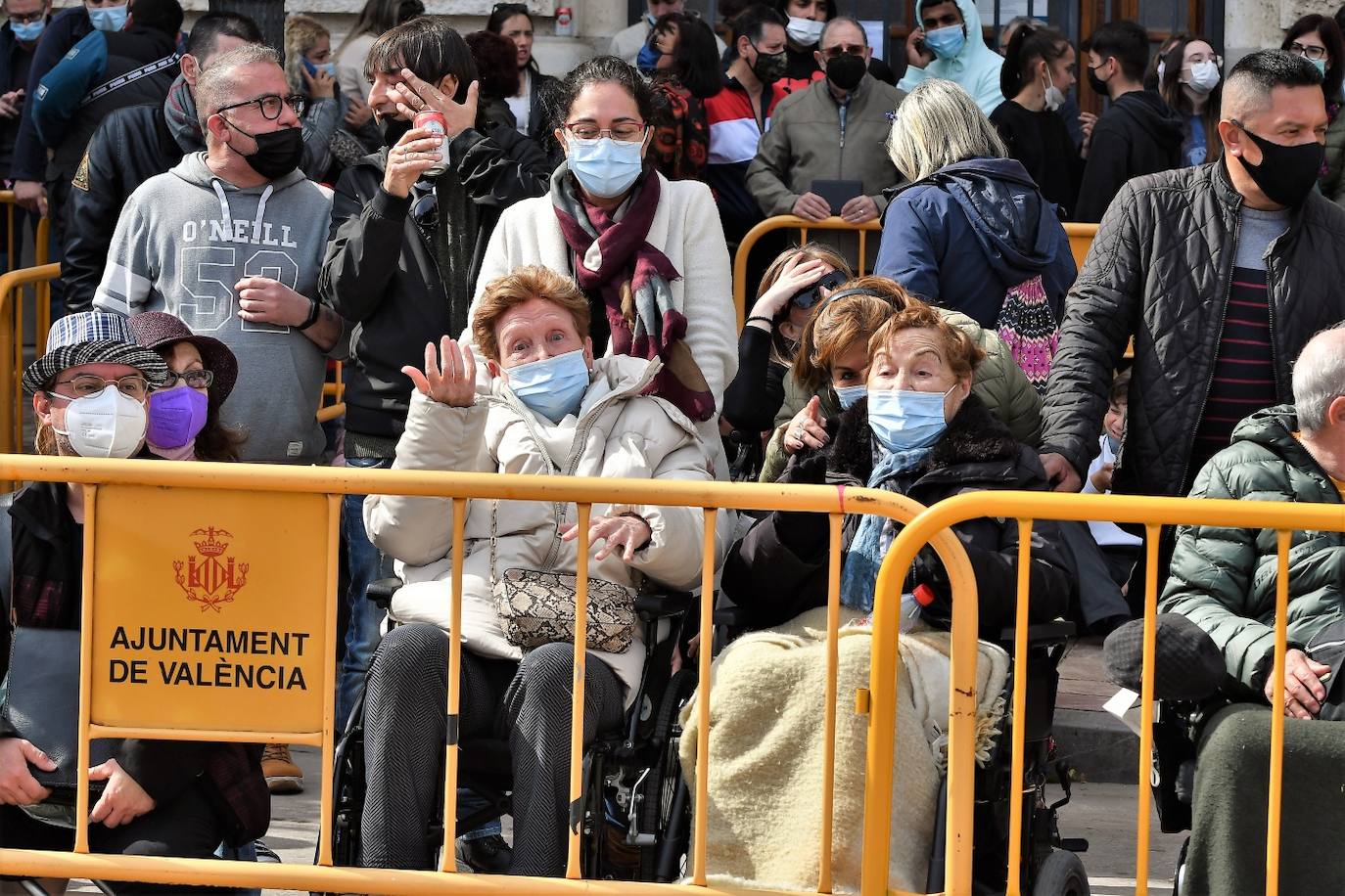 Público de la mascletà de la Plaza del Ayuntamiento este jueves.