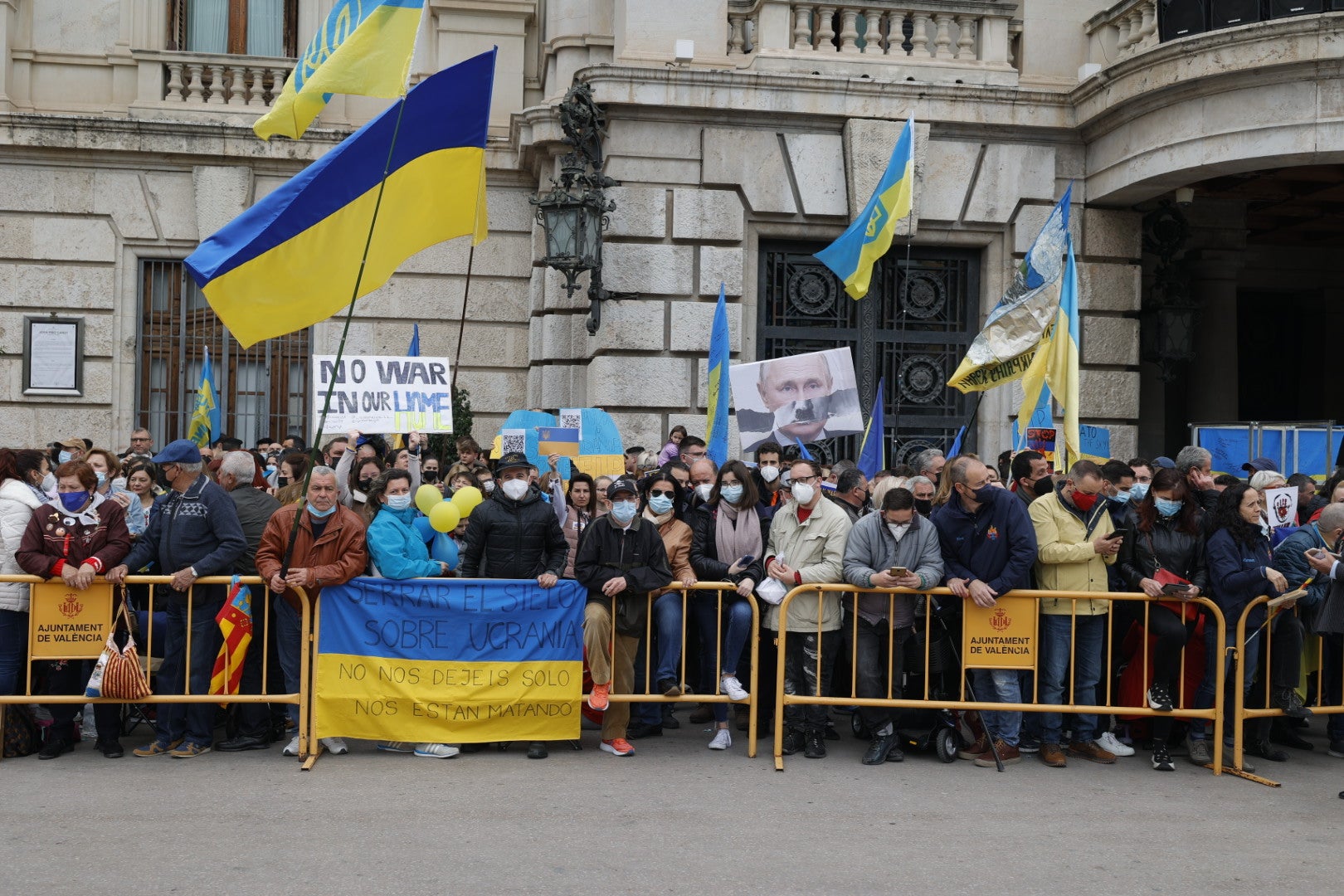 Fotos: Concentración a favor de Ucrania durante la mascletà