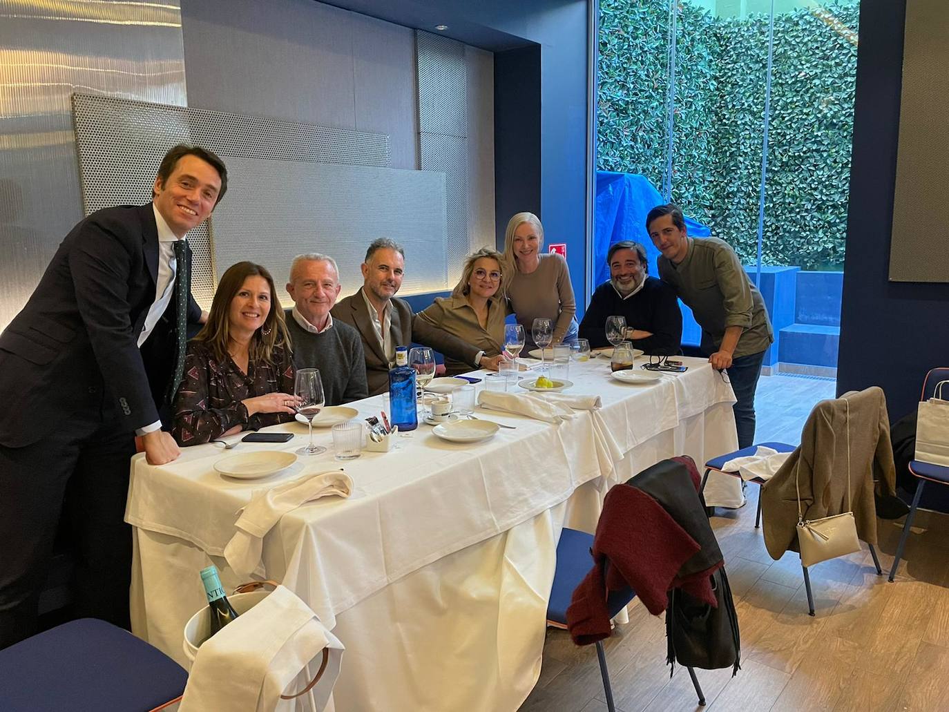 Curro Soler, Susana Solís, Sergio Terol, Belén Arias, Carmen Salas, Sergio Adelantado y Sergio Giraldo en el restaurante Señuelo.