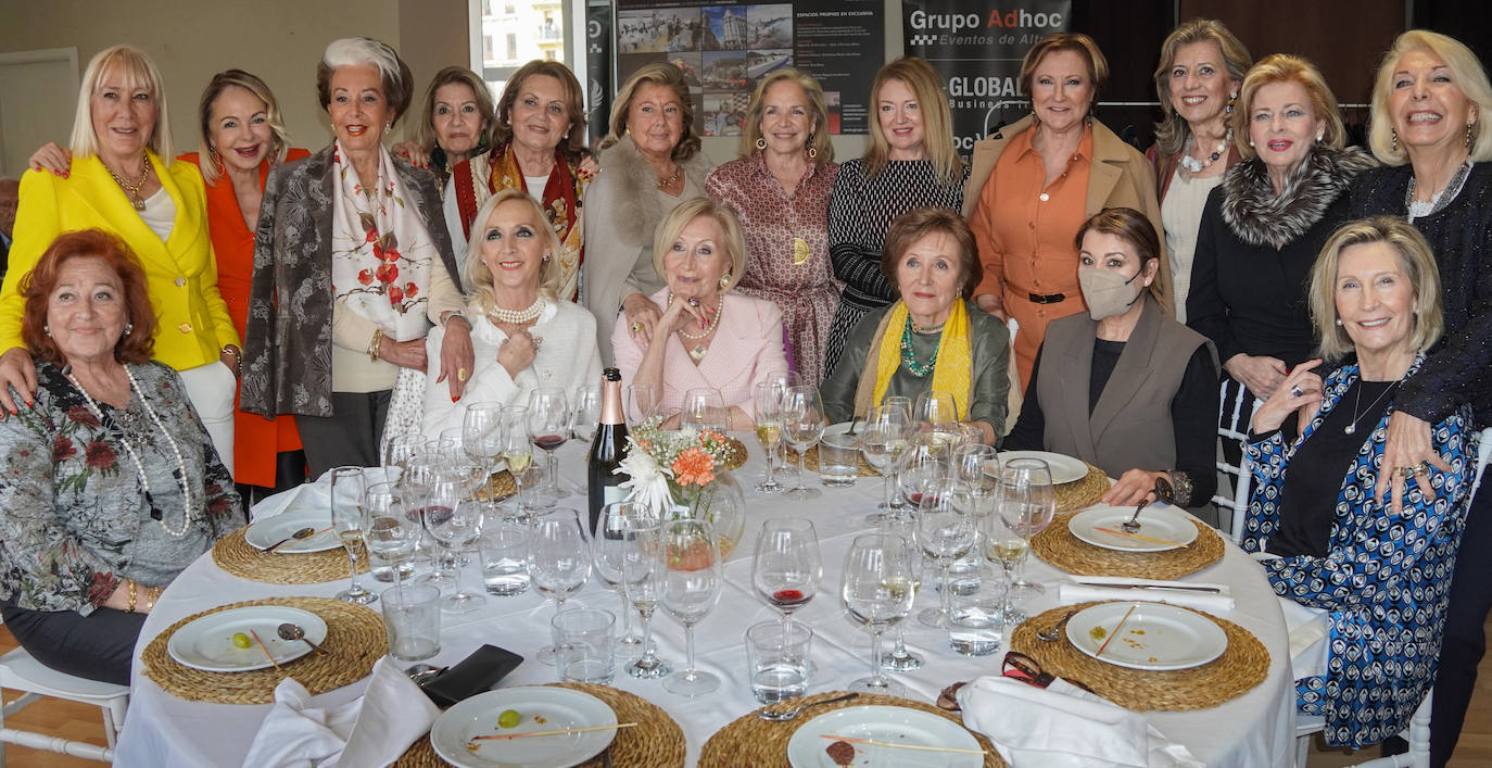 La Orden del Querer Saber se reunió el jueves para ver la mascletà en el espacio reservado por Vicente Masías y Amparo Llácer.