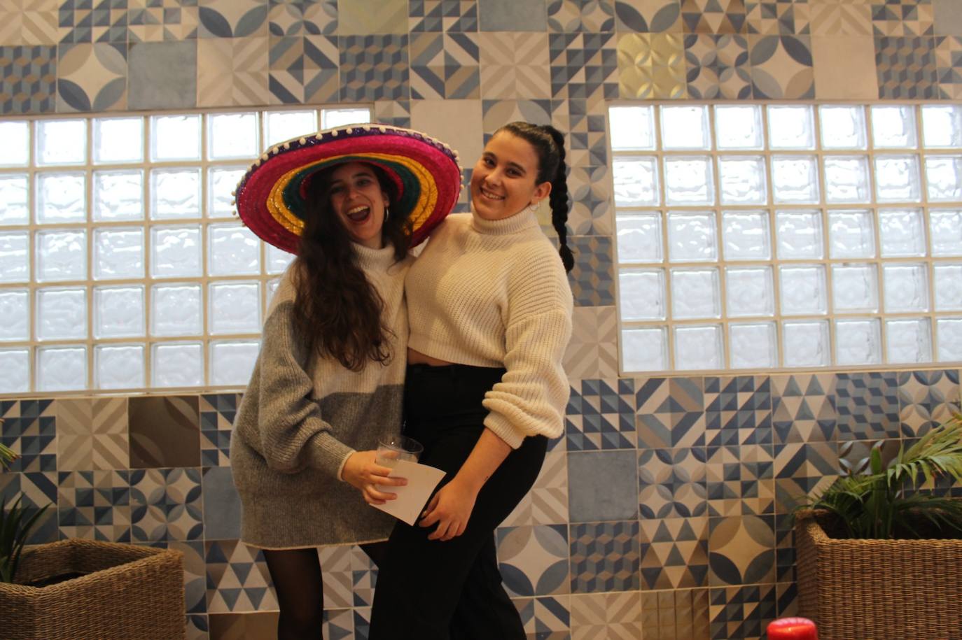 Laura y Marta Garrido Rey en el cumpleaños de Ernesto Rey en el restaurante el Estibador.