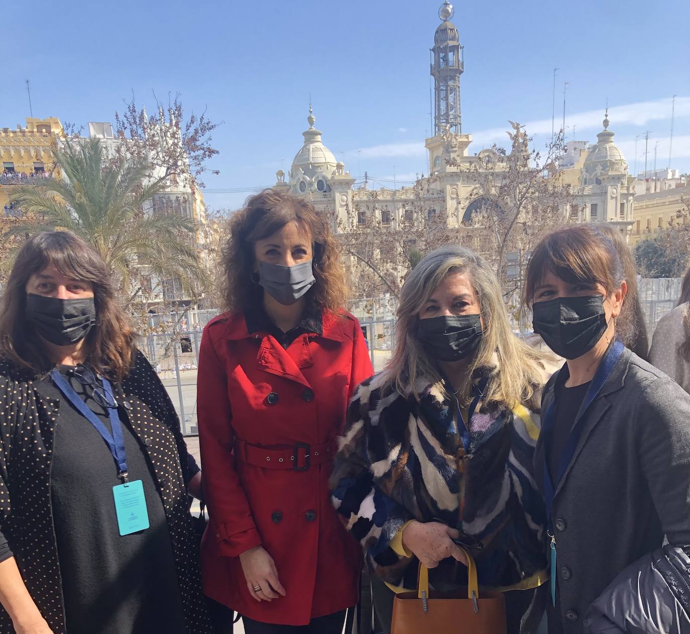 Reyes Martínez, Sara Joudi, Maite Ibañez y Rosa Santos en el balcón del Ayuntamiento.