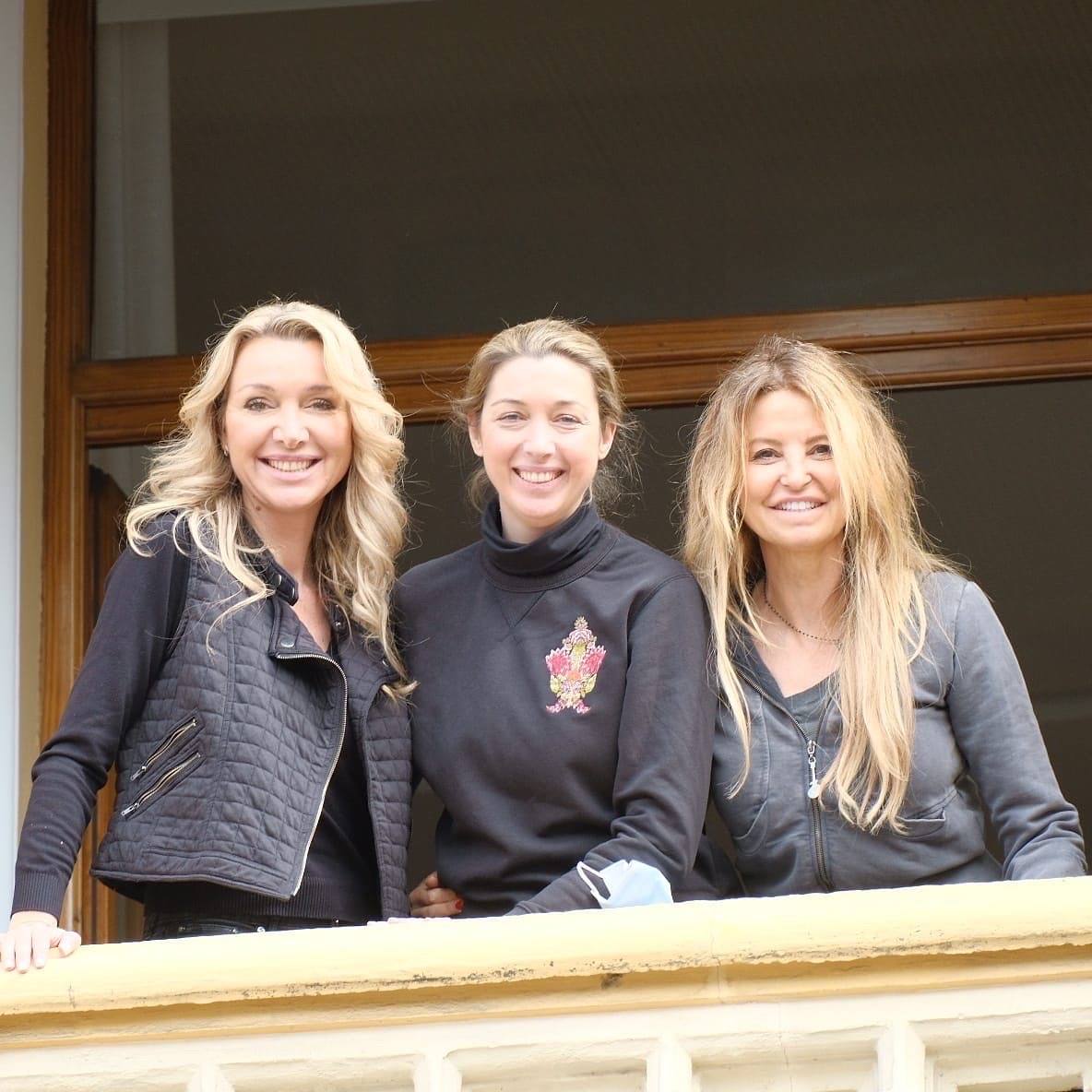 Susana Remohí, la diseñadora Sonia Remohí y Marta Vilar (foto Toni Cortés).