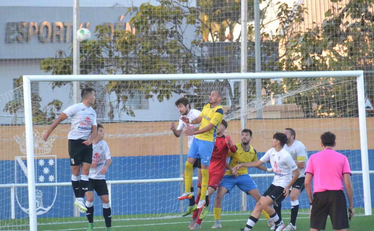 Un ataque del Dénia sobre la portería del Muro. 