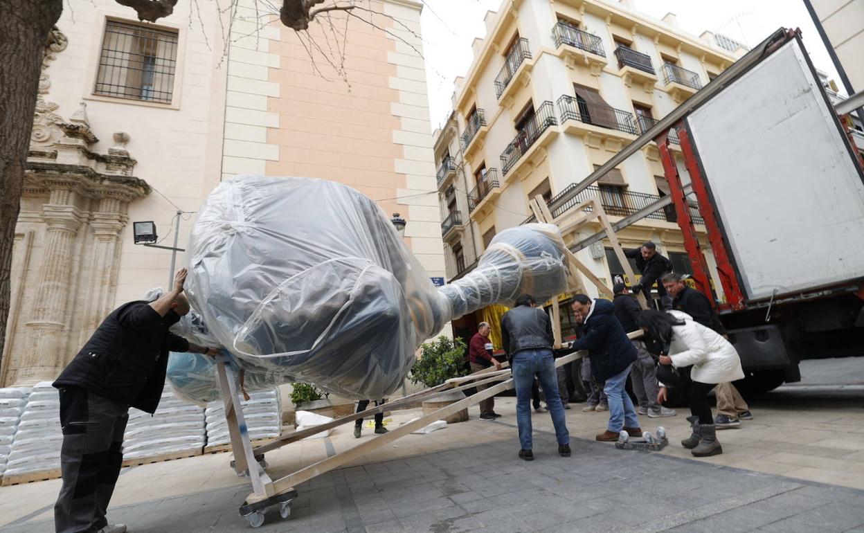 Descarga de piezas desde un tráiler en la comisión Plaza del Pilar este sábado. 