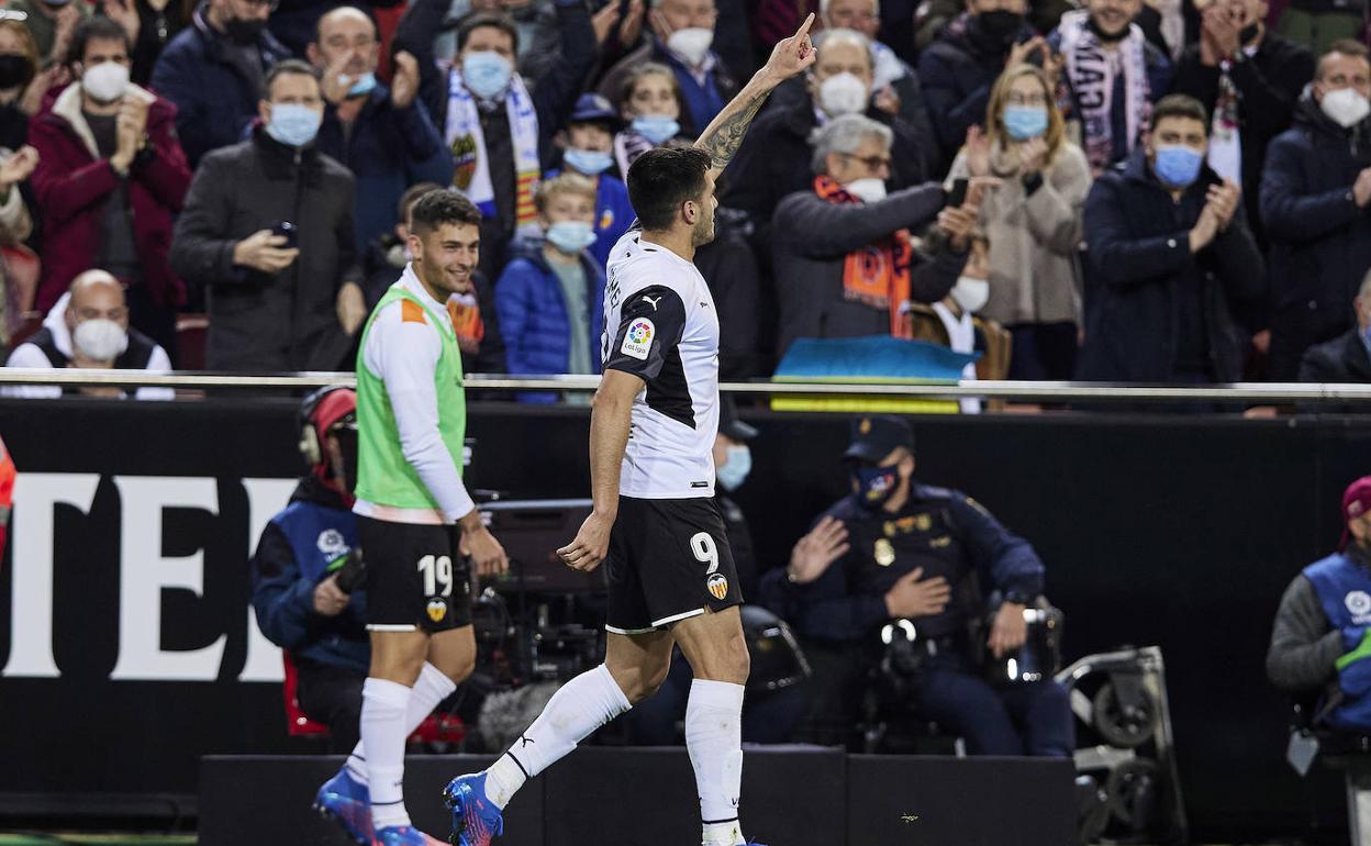 Maxi Gómez se dirige a la grada tras marcar de cabeza.