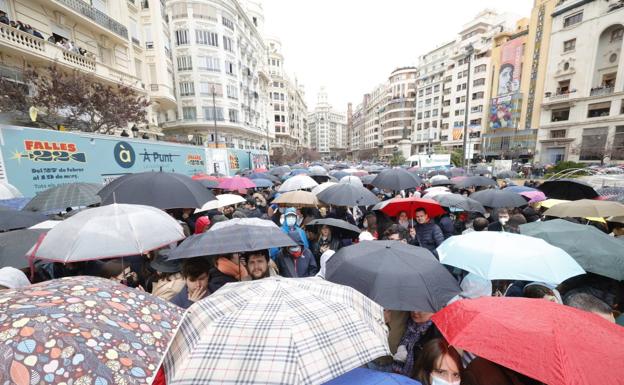 Mascletà de Pirotecnia Gironina bajo la intensa lluvia