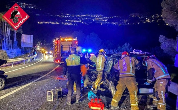 Imagen principal - Imágenes del rescate de las dos mujeres heridas en el accidente de tráfico. 