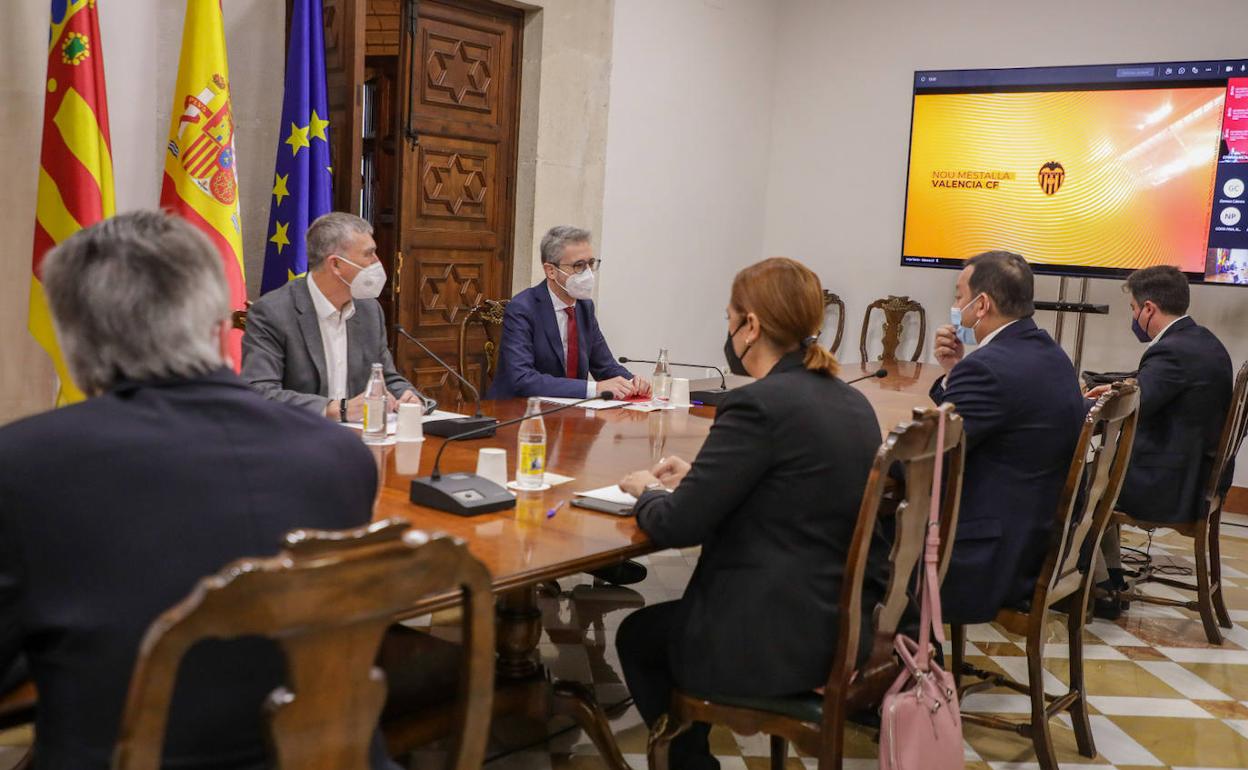 Arcadi España y Rafa Climent, en la reunión con Anil Murthy. 