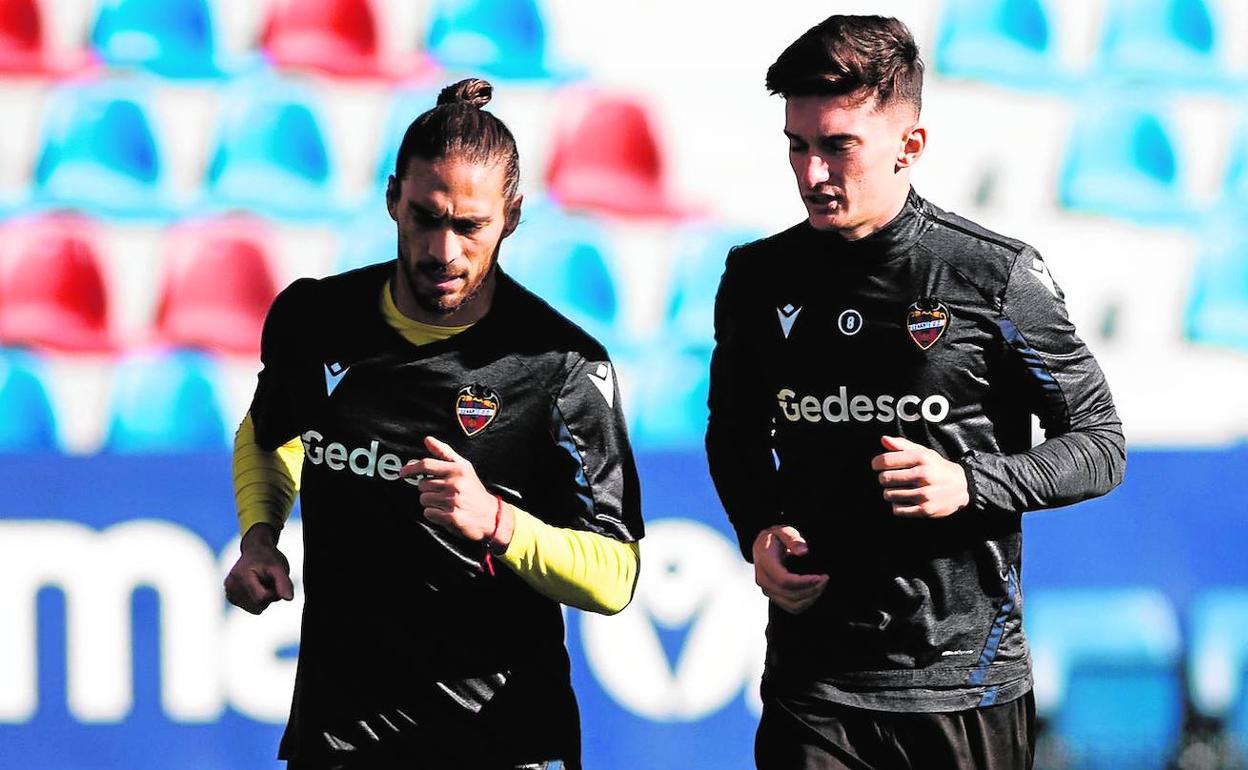 Martín Cáceres y Pepelu García, durante un entrenamiento en el Ciutat de València.