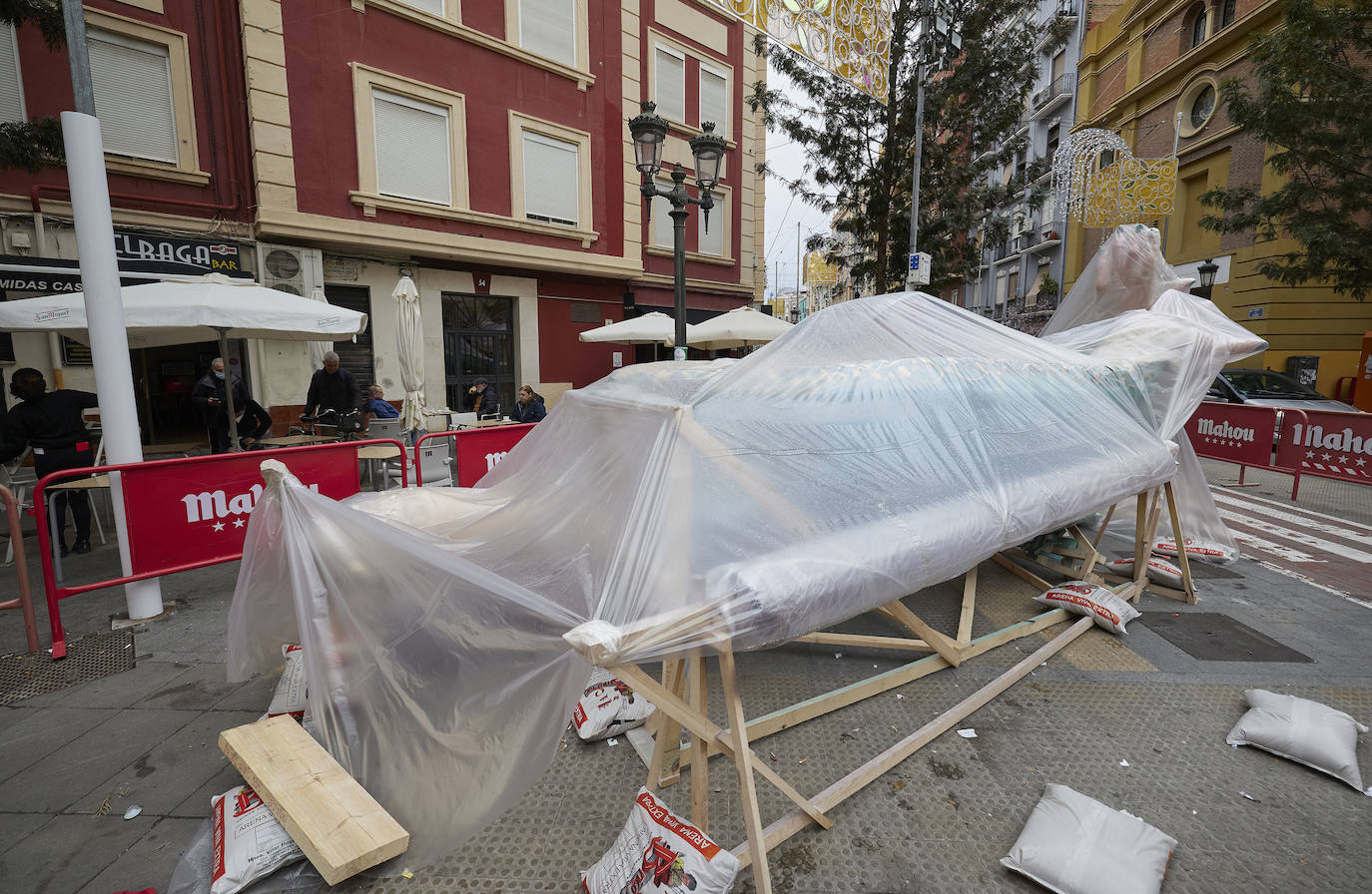 Fotos: Fallas cubiertas de plástico por las lluvias