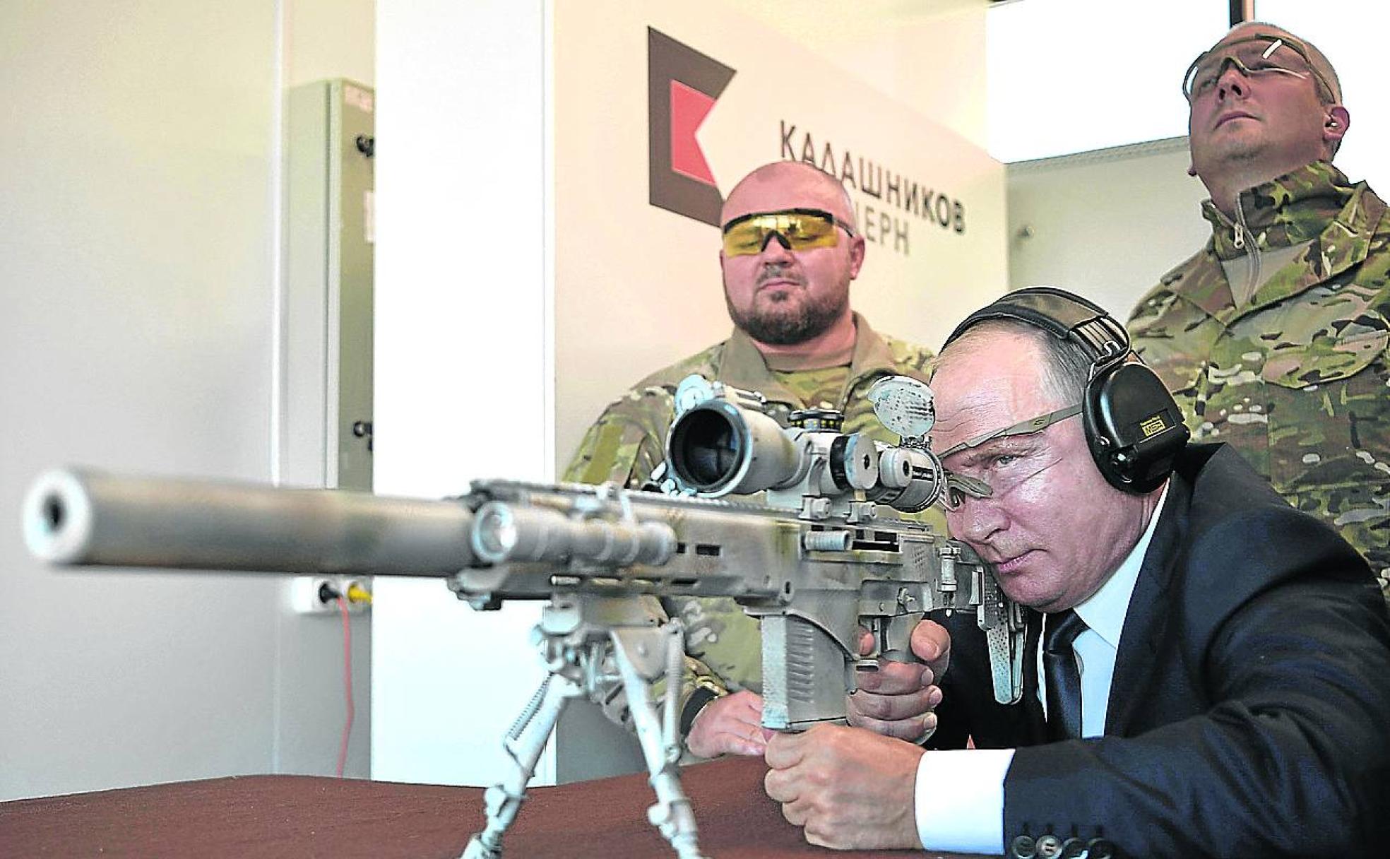 Puntin, inspeccionando un Kalashnikov en una feria de armamento. 