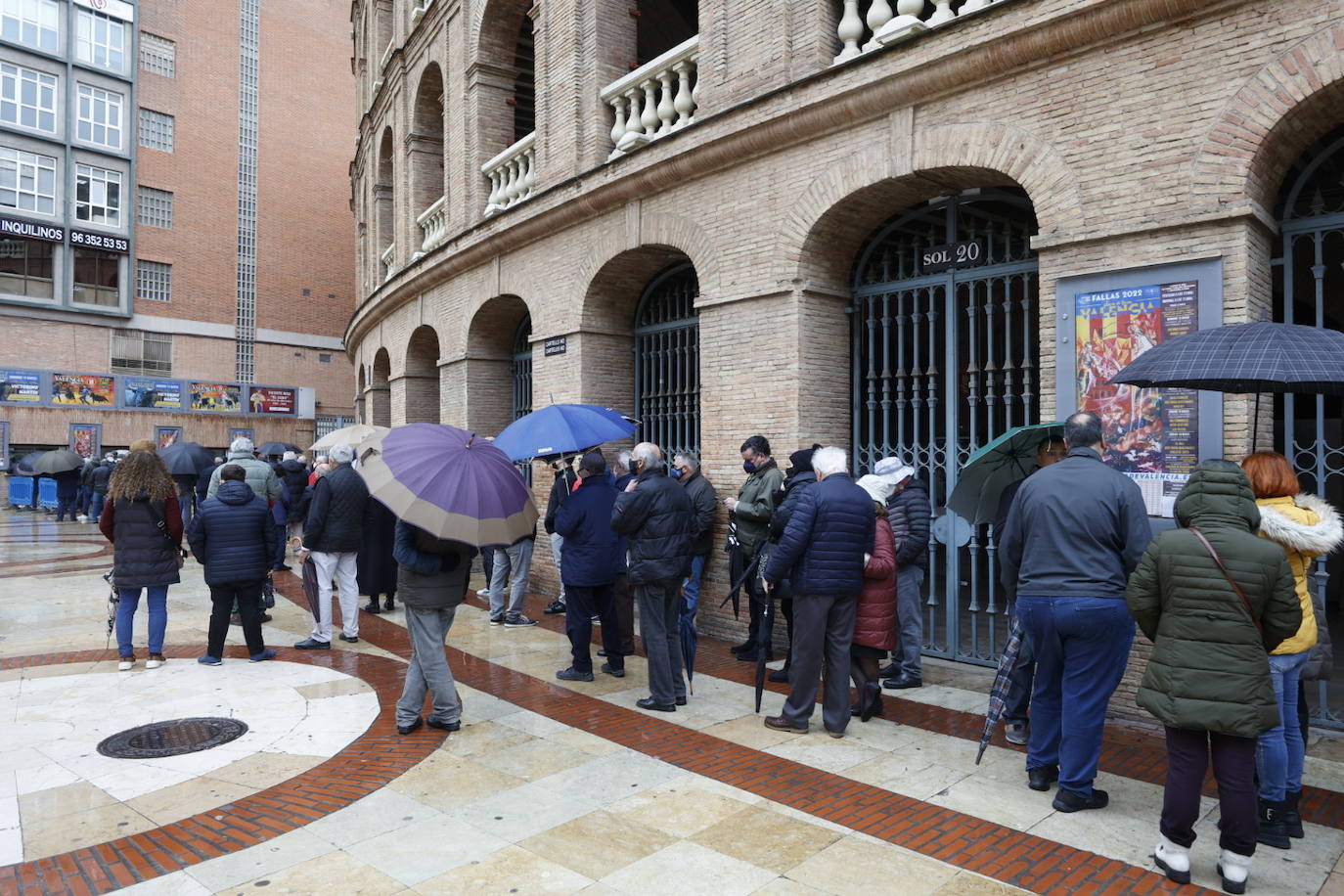 Fotos: Colas bajo la lluvia en la Plaza de Toros de Valencia para comprar entradas para la Feria de Fallas