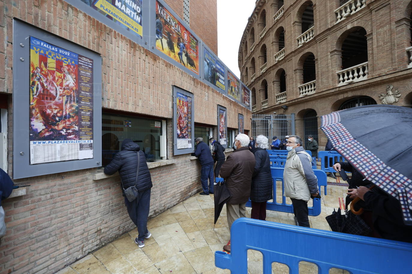 Fotos: Colas bajo la lluvia en la Plaza de Toros de Valencia para comprar entradas para la Feria de Fallas