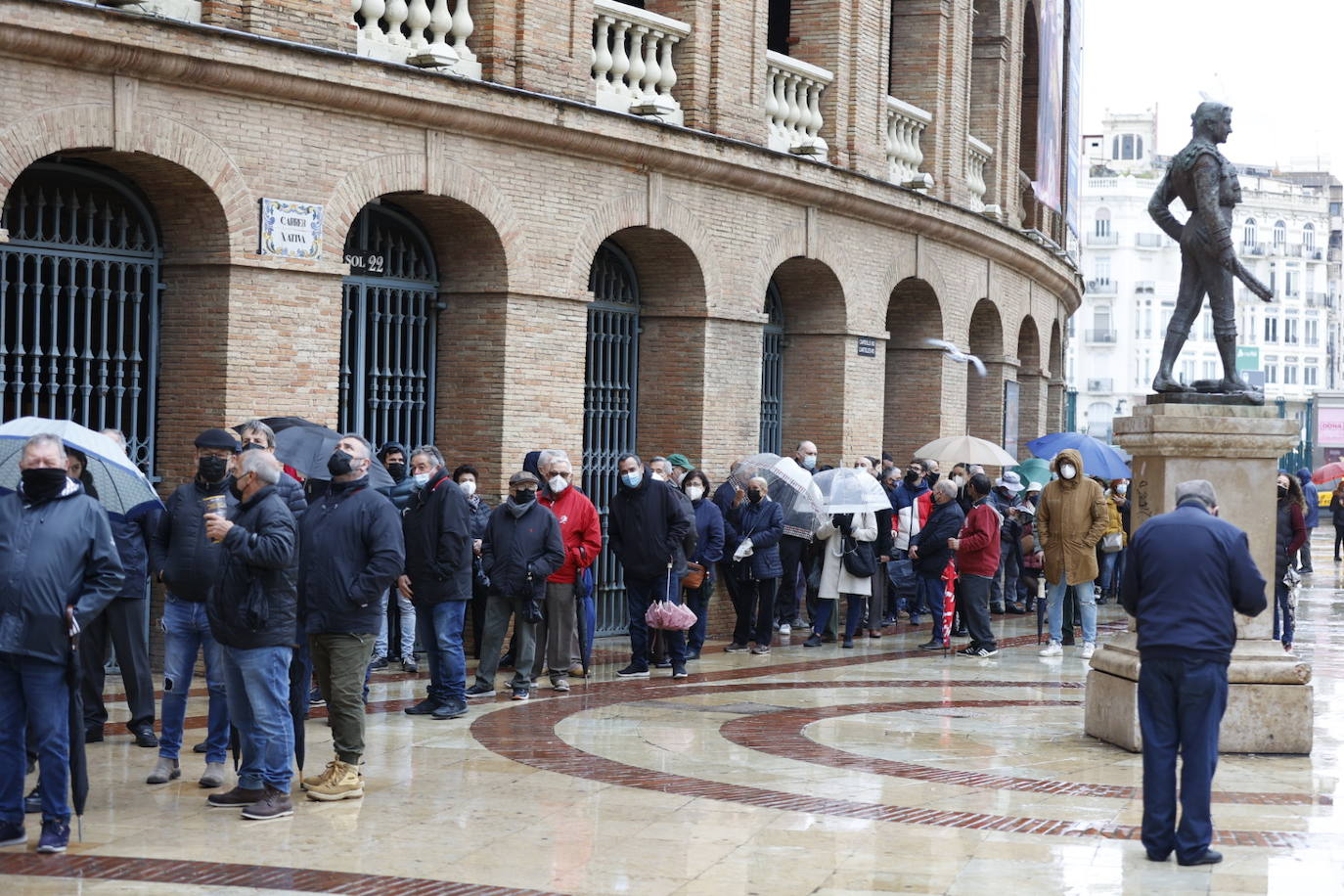 Fotos: Colas bajo la lluvia en la Plaza de Toros de Valencia para comprar entradas para la Feria de Fallas