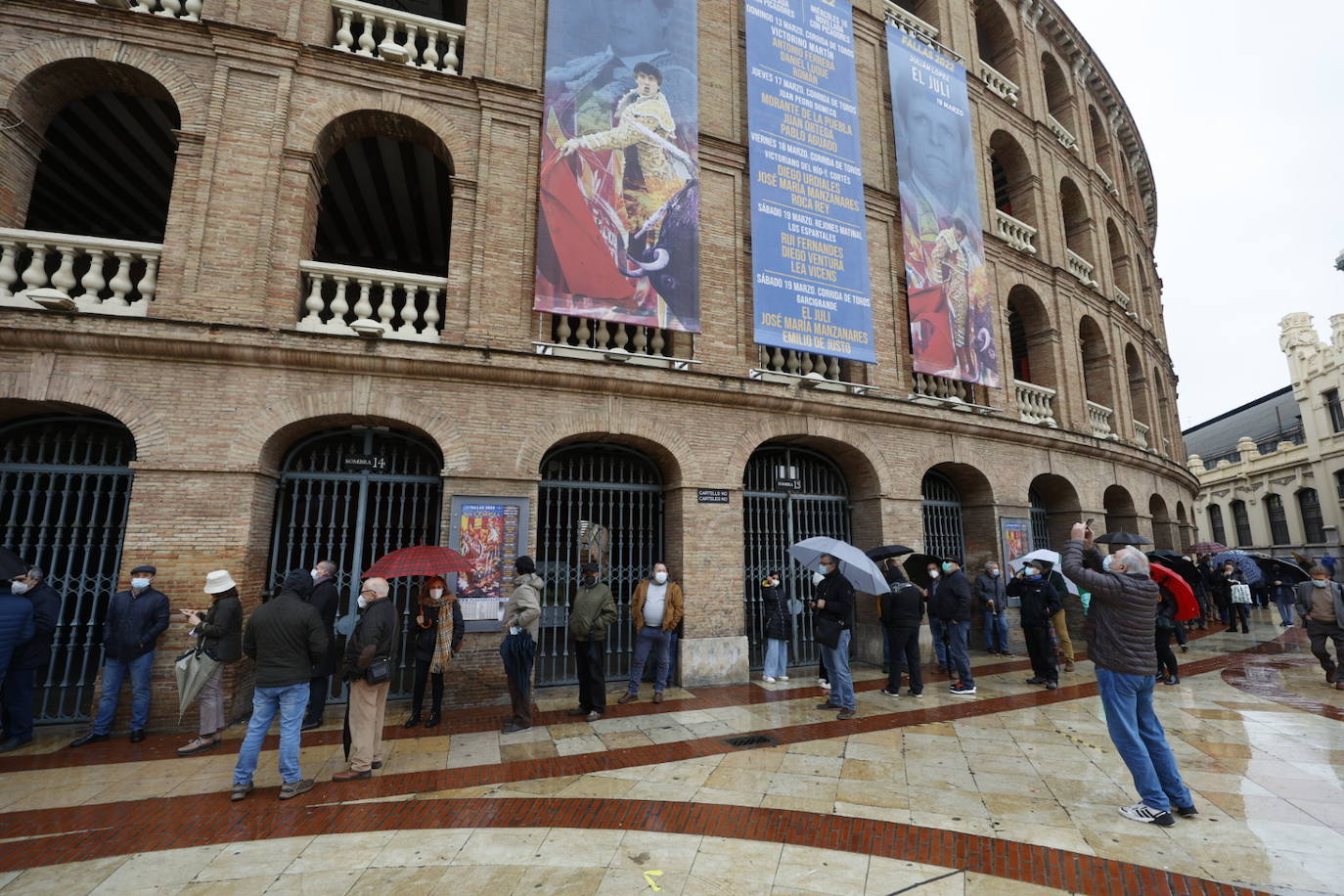 Fotos: Colas bajo la lluvia en la Plaza de Toros de Valencia para comprar entradas para la Feria de Fallas