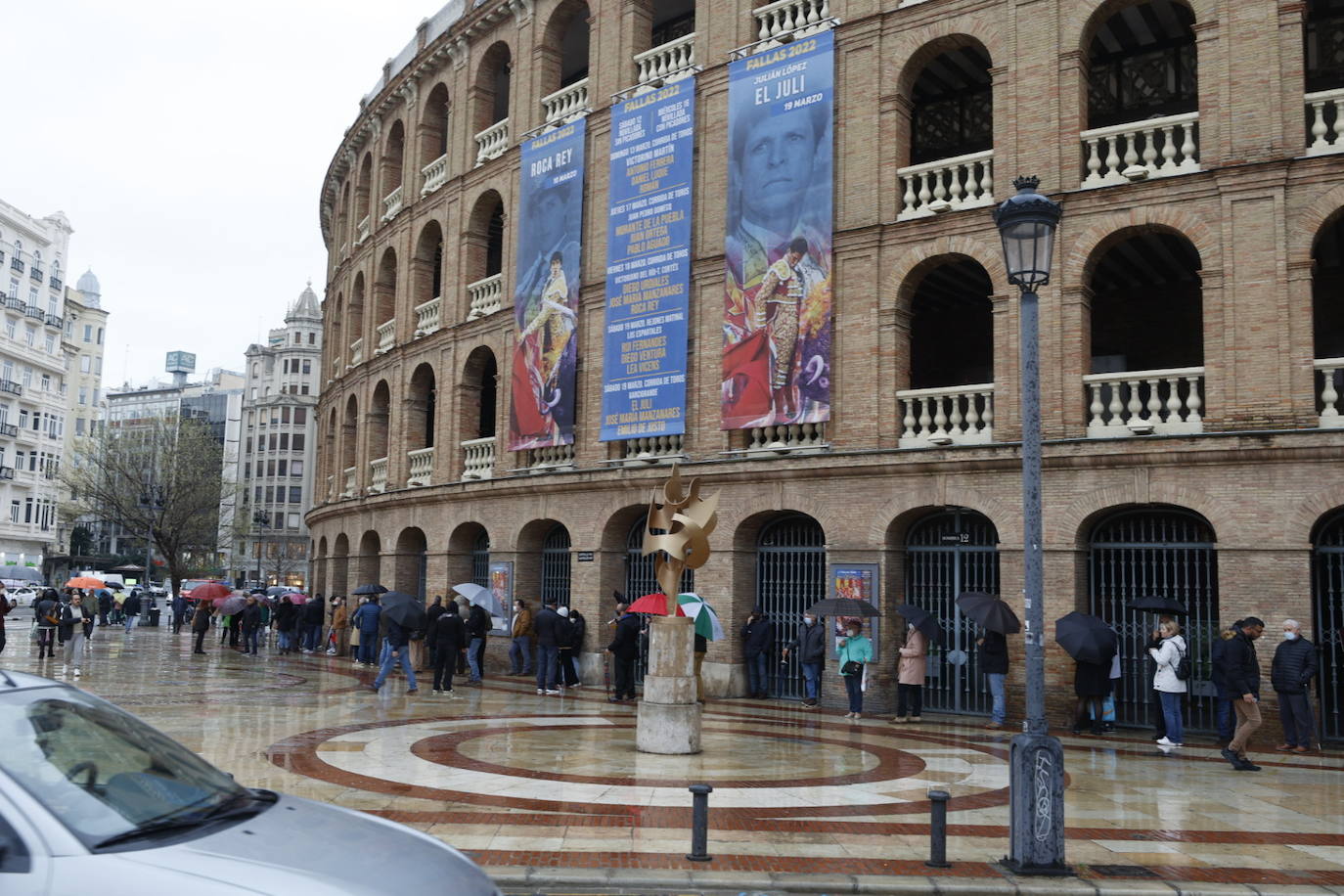 Fotos: Colas bajo la lluvia en la Plaza de Toros de Valencia para comprar entradas para la Feria de Fallas