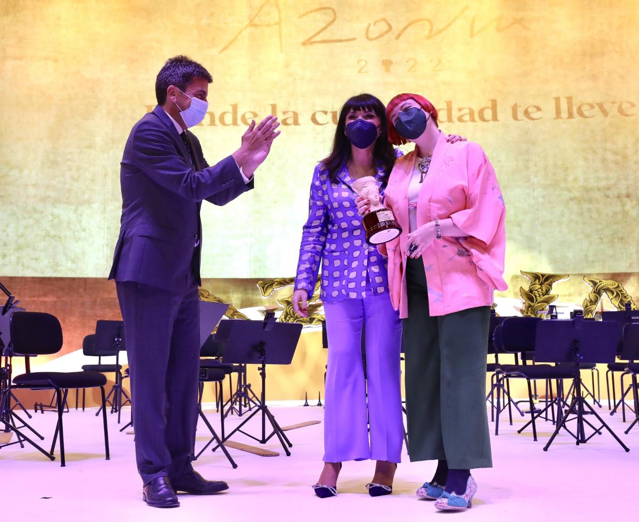 Mazón y Parra junto a la ganadora del Premio Azorín de Novela, María Zaragoza Hidalgo. LP