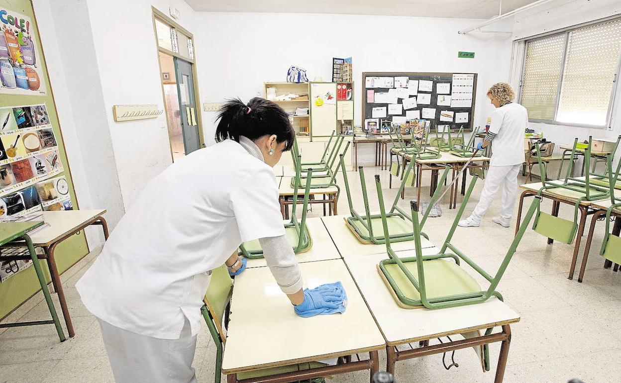 Dos mujeres en plena jornada laboral en un colegio de Alicante. 