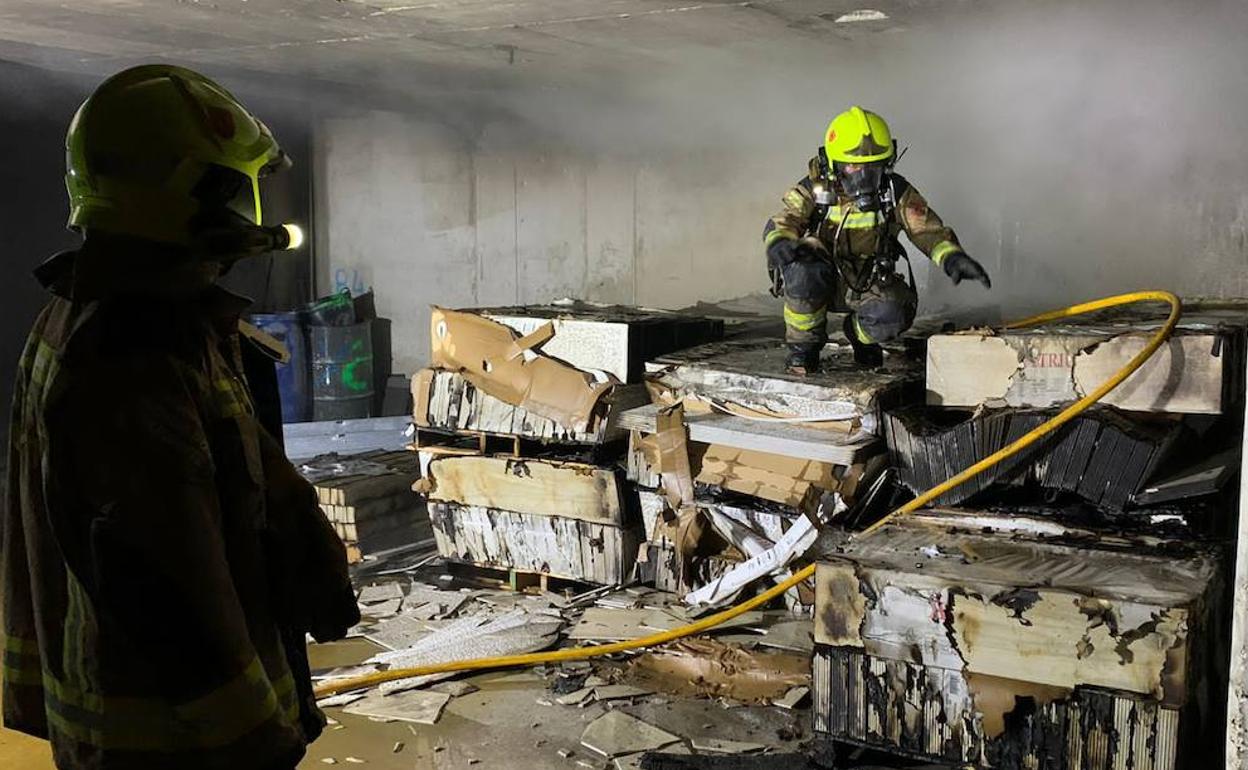 Intervención de los bomberos en el incendio declarado este domingo en Alicante. 