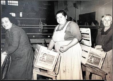 Imagen secundaria 1 - Oficinas. Rosita, a la izquierda, cuando trabajaba en la sección de contabilidad del almacén. A la derecha, la abuela Carmen. | Mujeres. Trabajadoras en el primer almacén de Ismael Gimeno, encajando naranjas marca 'Rosita'. | Hermanos. Ismael y Bautista Gimeno, padre y tío de Rosita, en la inauguración de su nuevo almacén, en 1968.