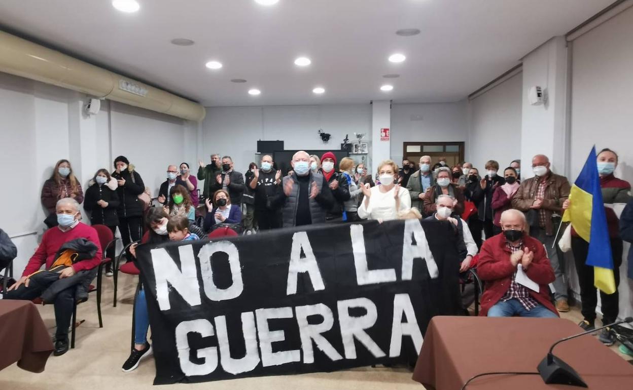 La corporación municipal de Xirivella y la ciudadanía contra la guerra. 