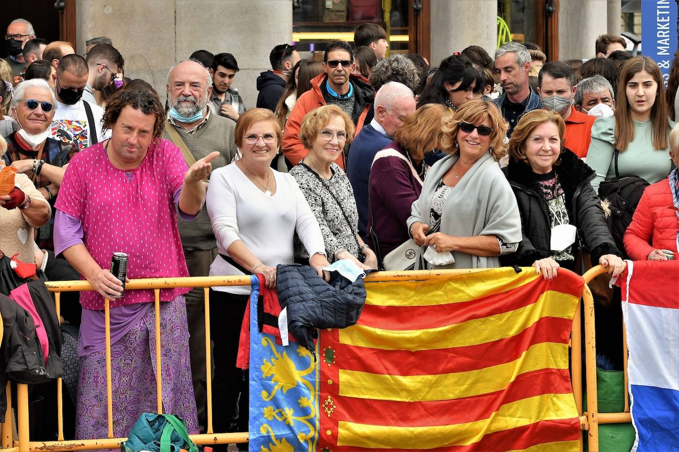 La mascletà del 8 de marzo, Día de la Mujer, ha sido disparada por Reyes Martí. 