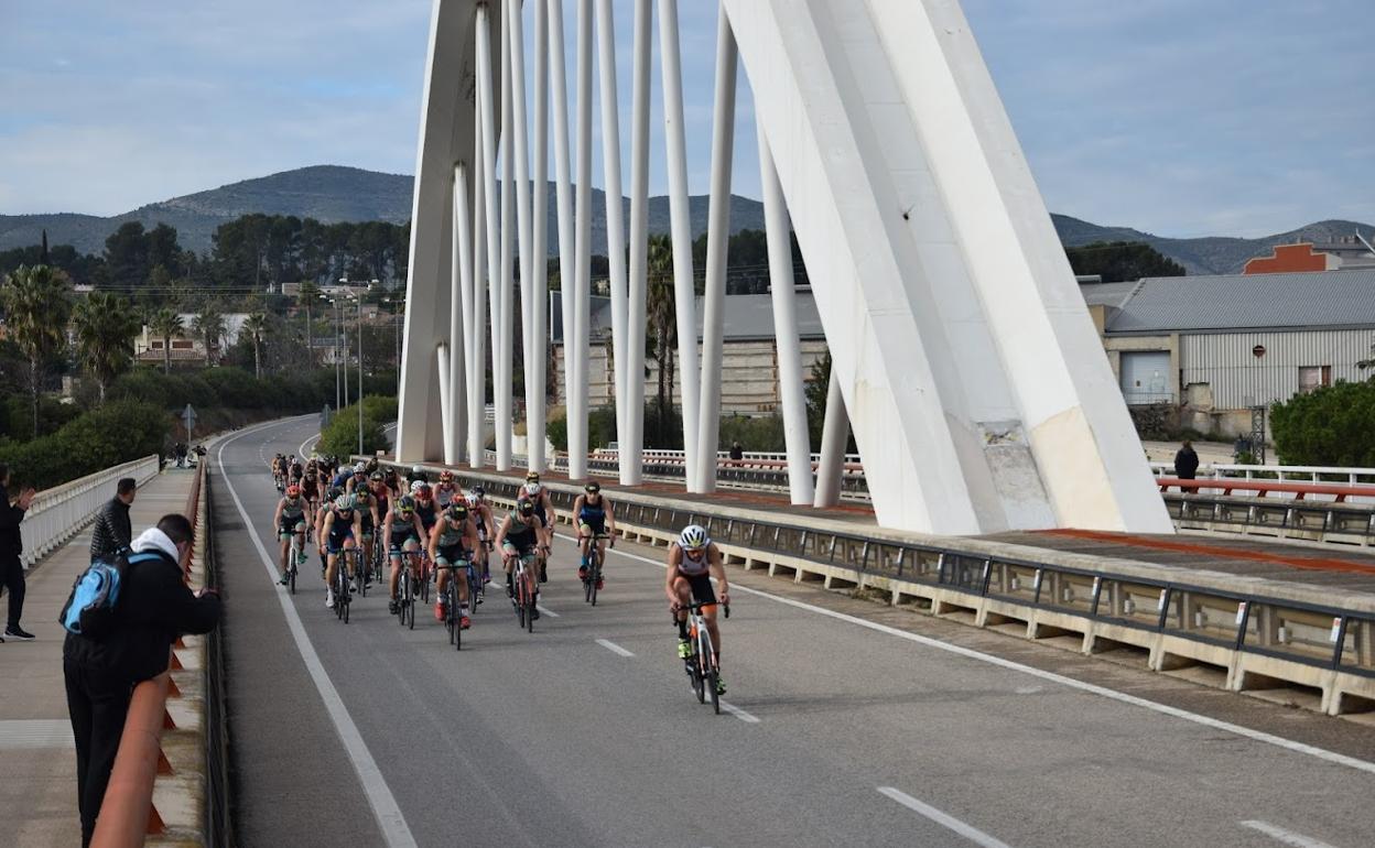 Momento de la carrera en bicicleta de la prueba de Duatlón. 