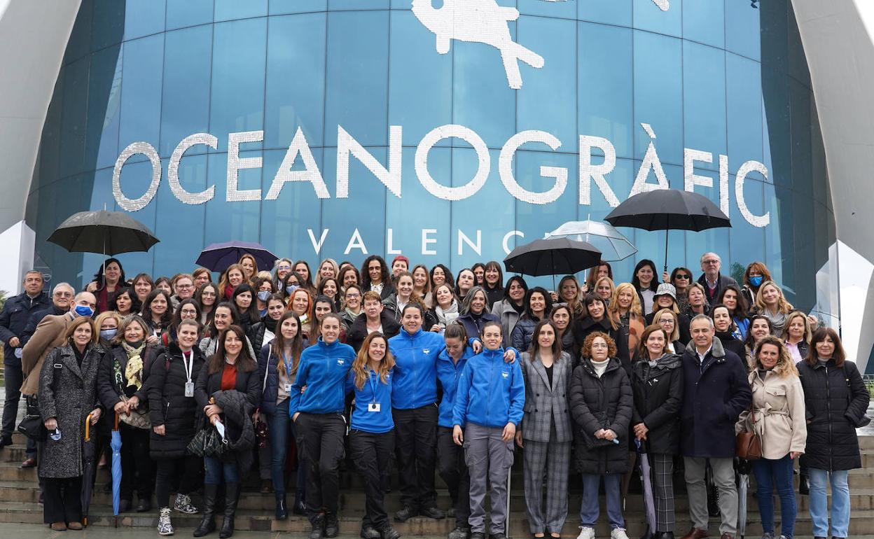 Asistentes a la inauguración de la muestra junto a l'Oceanogràfic. 