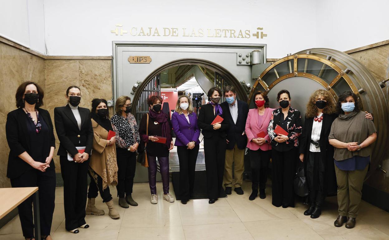 Desde la izquierda, Carmen Noguero, Cristina Iglesias, Lita Cabellut, Genoveva Pitarch (nieta de María Moliner), Maruja Torres, Nadia Calviño, Aitana Sánchez-Gijón, Luis García Montero, María Vallet-Regí, Carmen Linares, Gioconda Belli y Laura Restrepo.