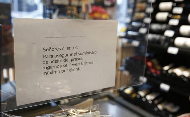 Un cartel informa de las restricciones. 