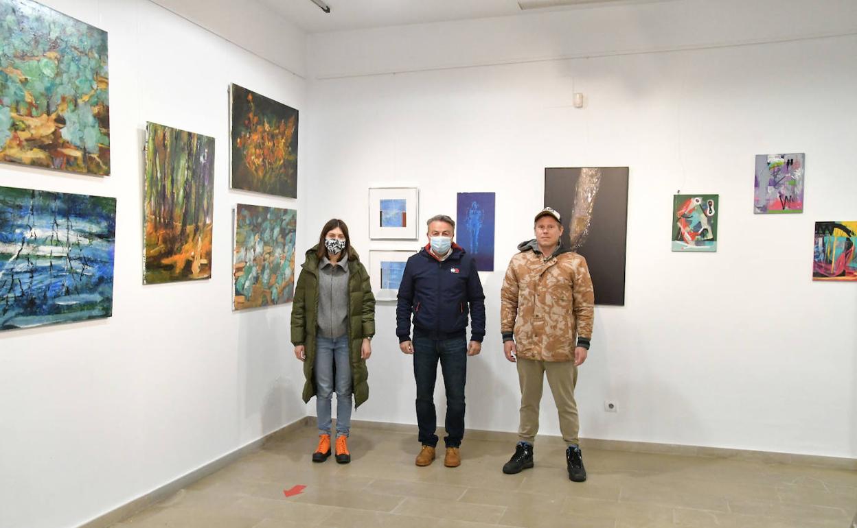 El alcalde de Xàbia visitando la exposición con la que se recaudarán fondos para ayudar a las víctimas de la guerra. 