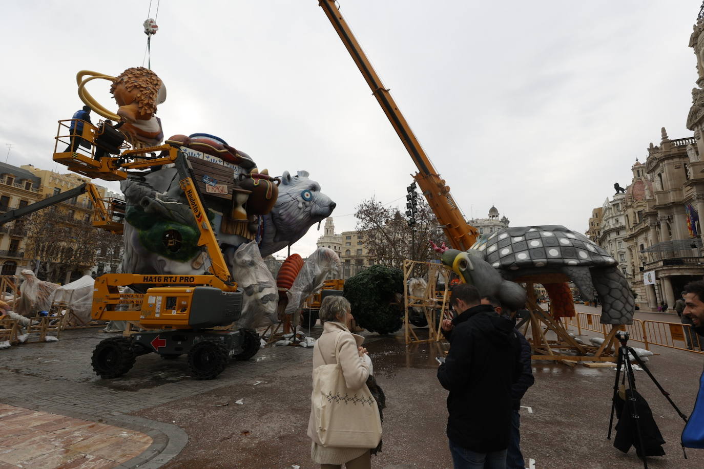 Piezas de la falla municipal en la Plaza del Ayuntamiento.