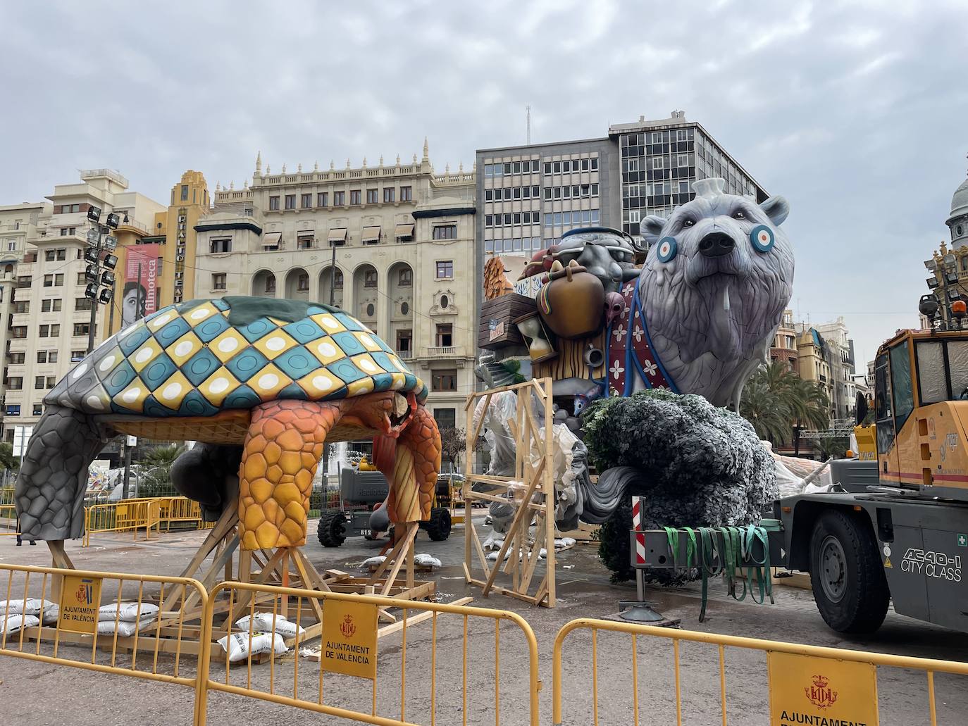 Piezas de la falla municipal en la Plaza del Ayuntamiento.