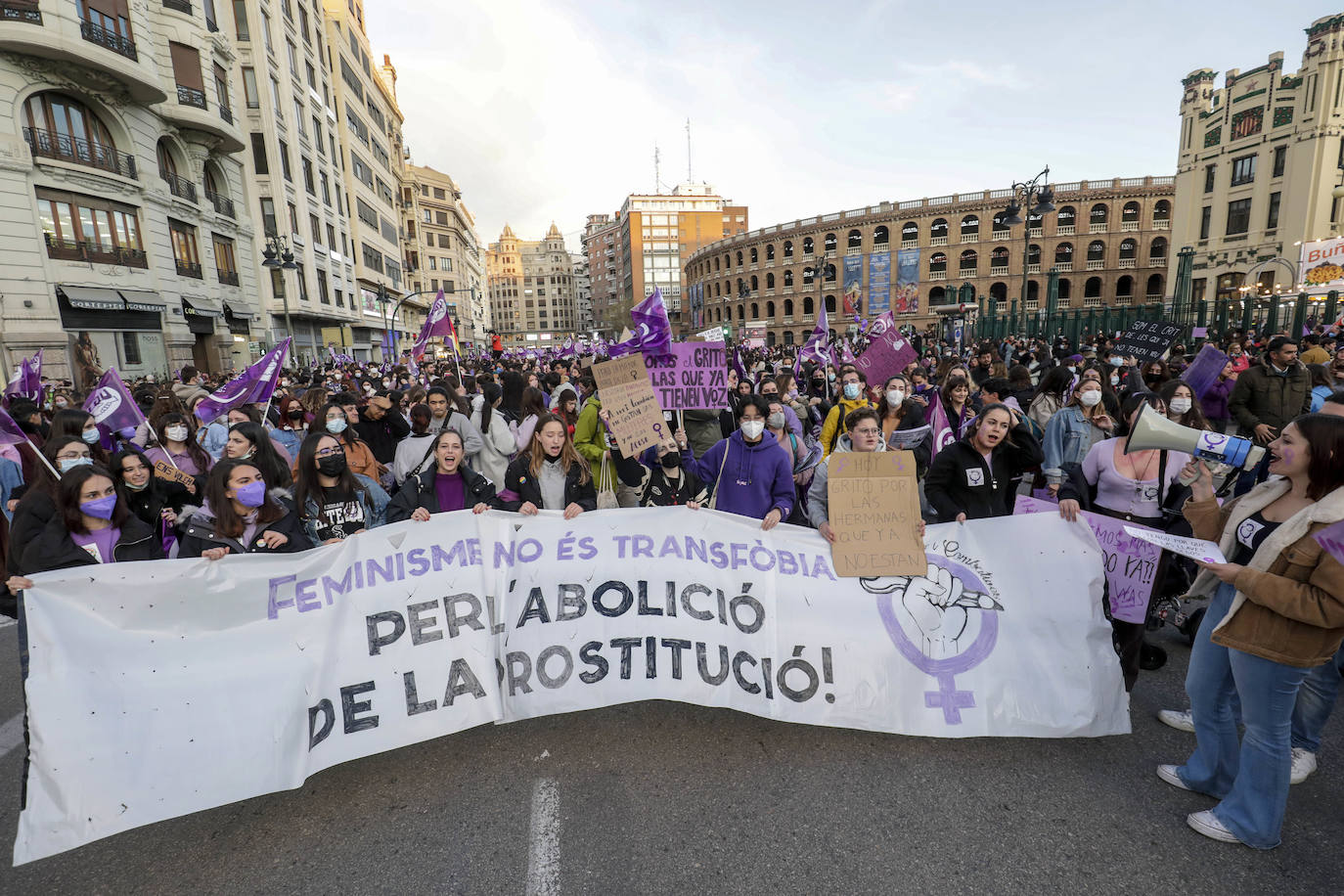 Fotos: Actos y manifestaciones feministas en Valencia por el 8M