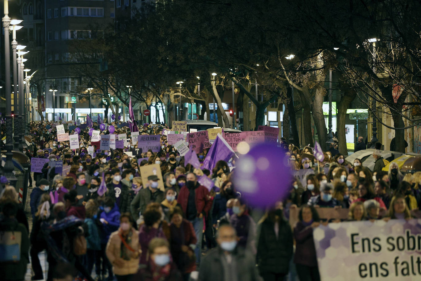 Fotos: Actos y manifestaciones feministas en Valencia por el 8M