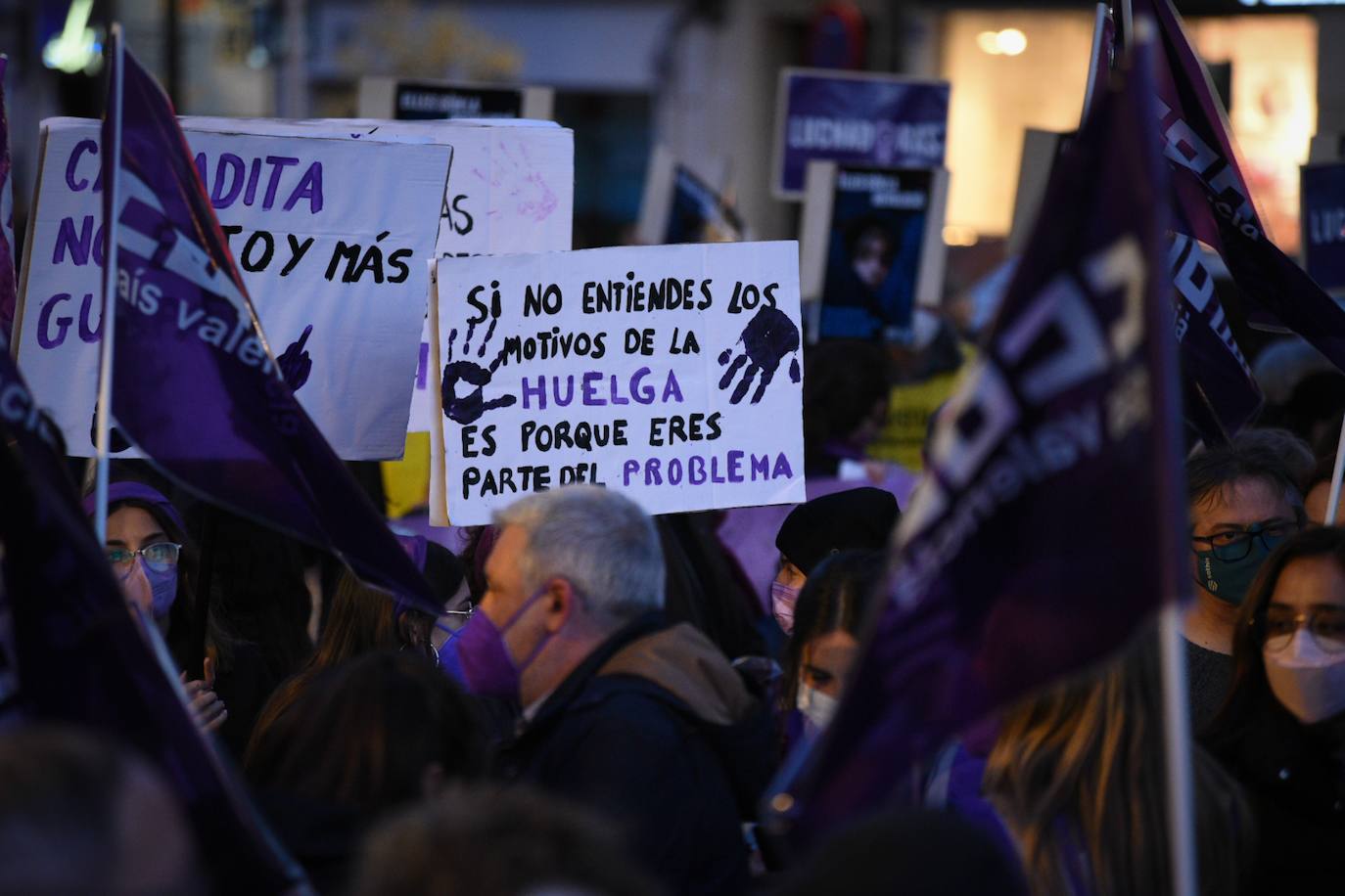 Fotos: Actos y manifestaciones feministas en Valencia por el 8M