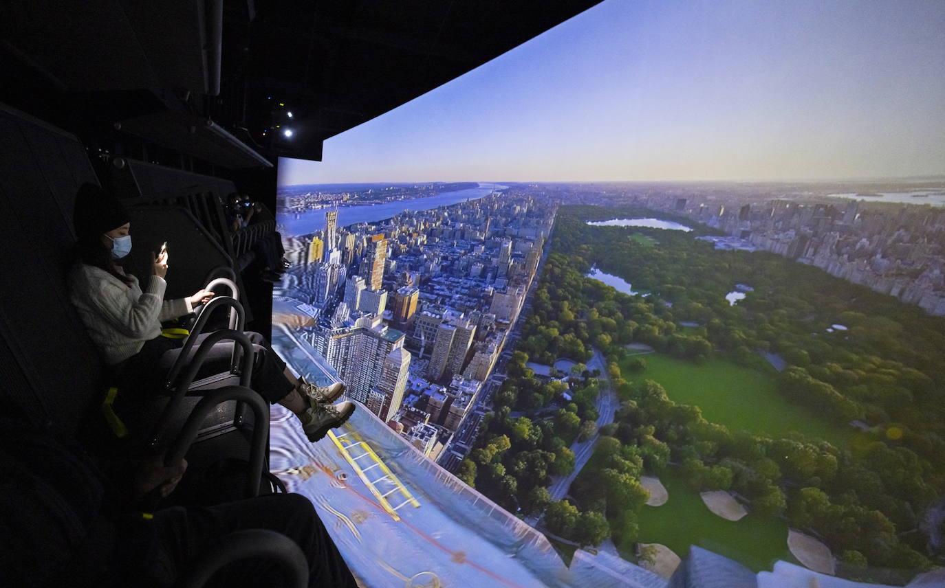 Ver la ciudad de Nueva York a tus pies es posible con la nueva atracción que ha instalado la ciudad en Times Square. En ella, los asistentes tienen una visión de la ciudad a través de siete galerías de exposiciones que celebran aspectos icónicos de Nueva York. La pieza central es un teatro volador de última generación que ofrece a los visitantes un recorrido aéreo por Nueva York. 