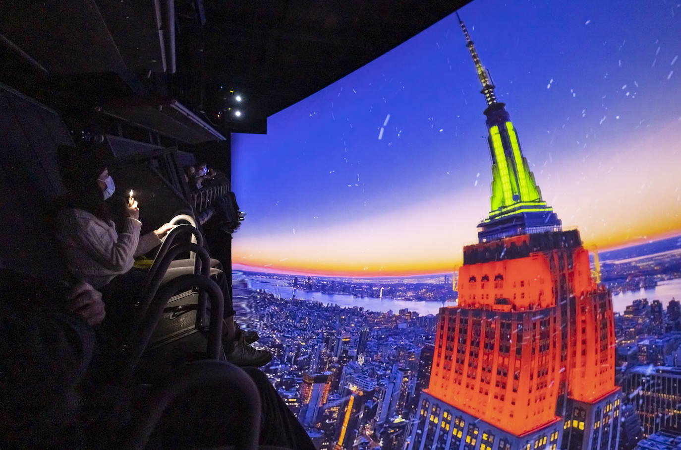 Ver la ciudad de Nueva York a tus pies es posible con la nueva atracción que ha instalado la ciudad en Times Square. En ella, los asistentes tienen una visión de la ciudad a través de siete galerías de exposiciones que celebran aspectos icónicos de Nueva York. La pieza central es un teatro volador de última generación que ofrece a los visitantes un recorrido aéreo por Nueva York. 