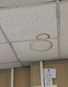 Imagen secundaria 2 - Desperfectos en suelos y techos del centro de salud Nápoles y Sicilia de Valencia.