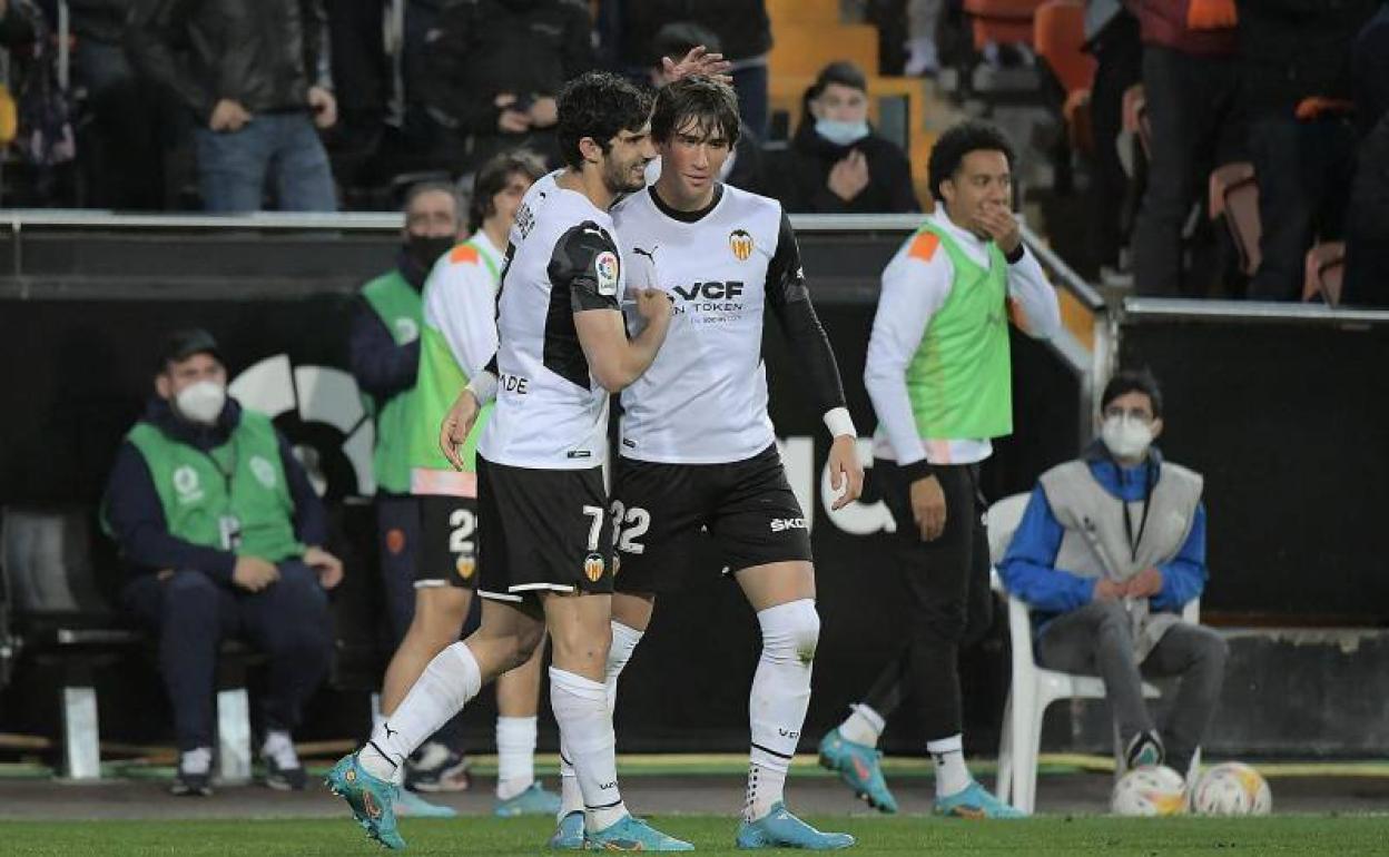 Guedes y Jesús Vázquez en el partdo contra el Granada.